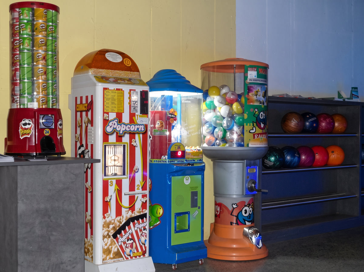 Mentos-, Pringles-, Popcorn- und Bälleautomaten auf einem Bowlingplatz