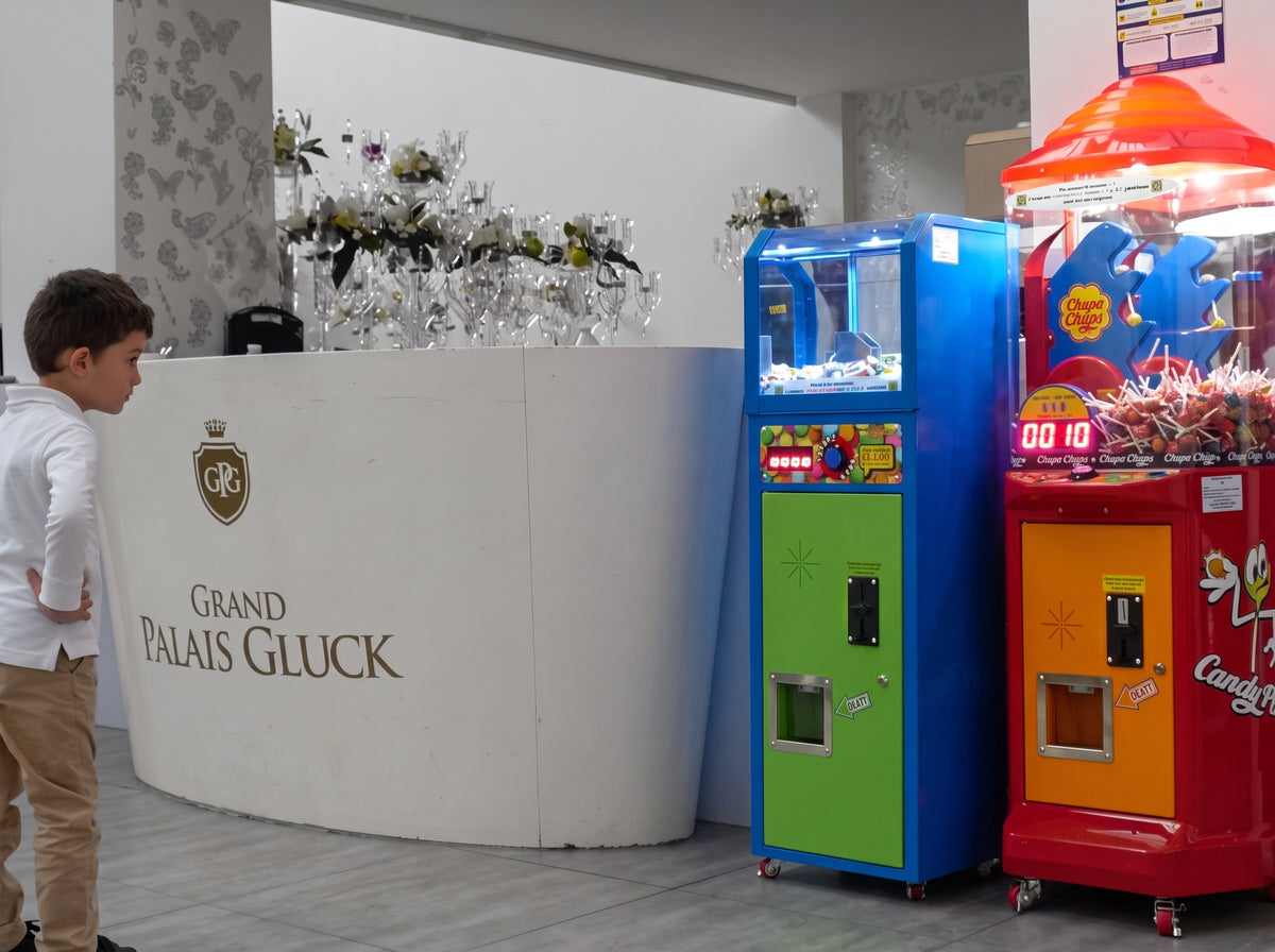 Zwei Süßwarenautomaten in Blau und Orange