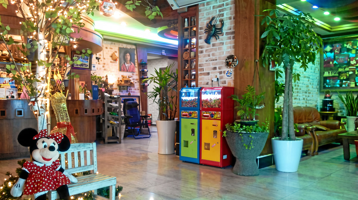 Zwei Süßwarenautomaten in einem Restaurant