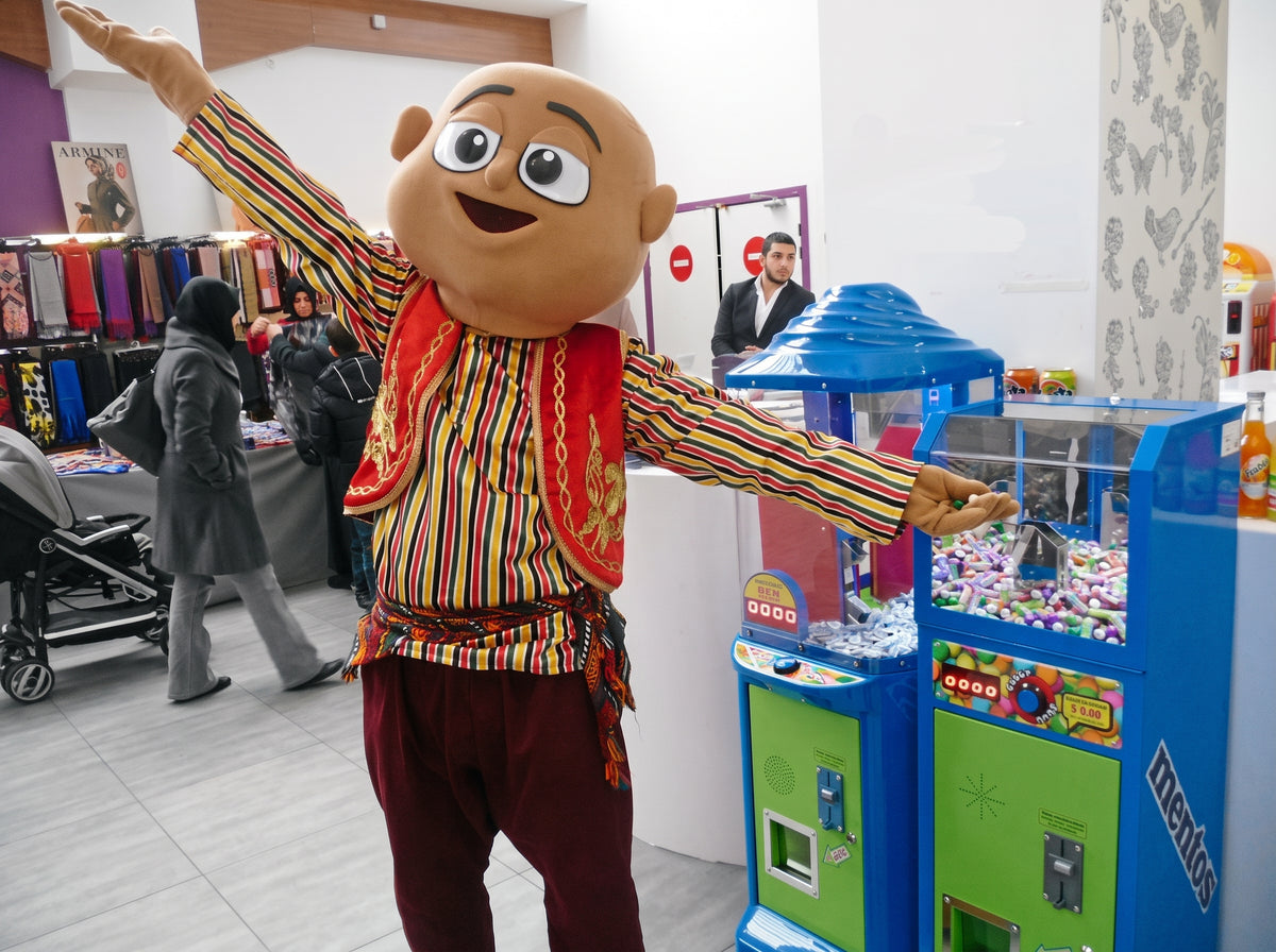 Zwei Süßwarenautomaten auf einer Messe