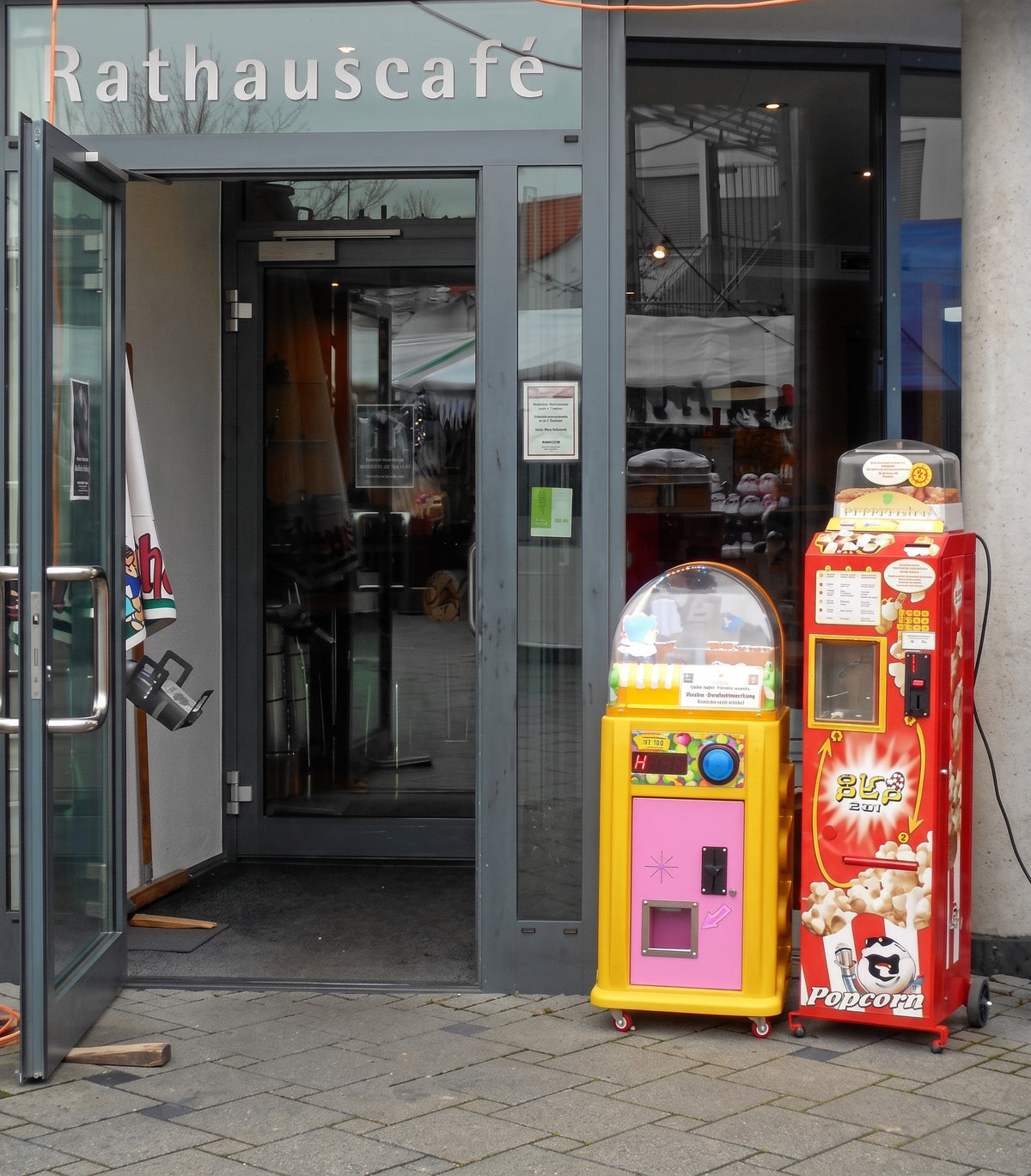 Popcorn- und Süßwarenautomaten vor dem café