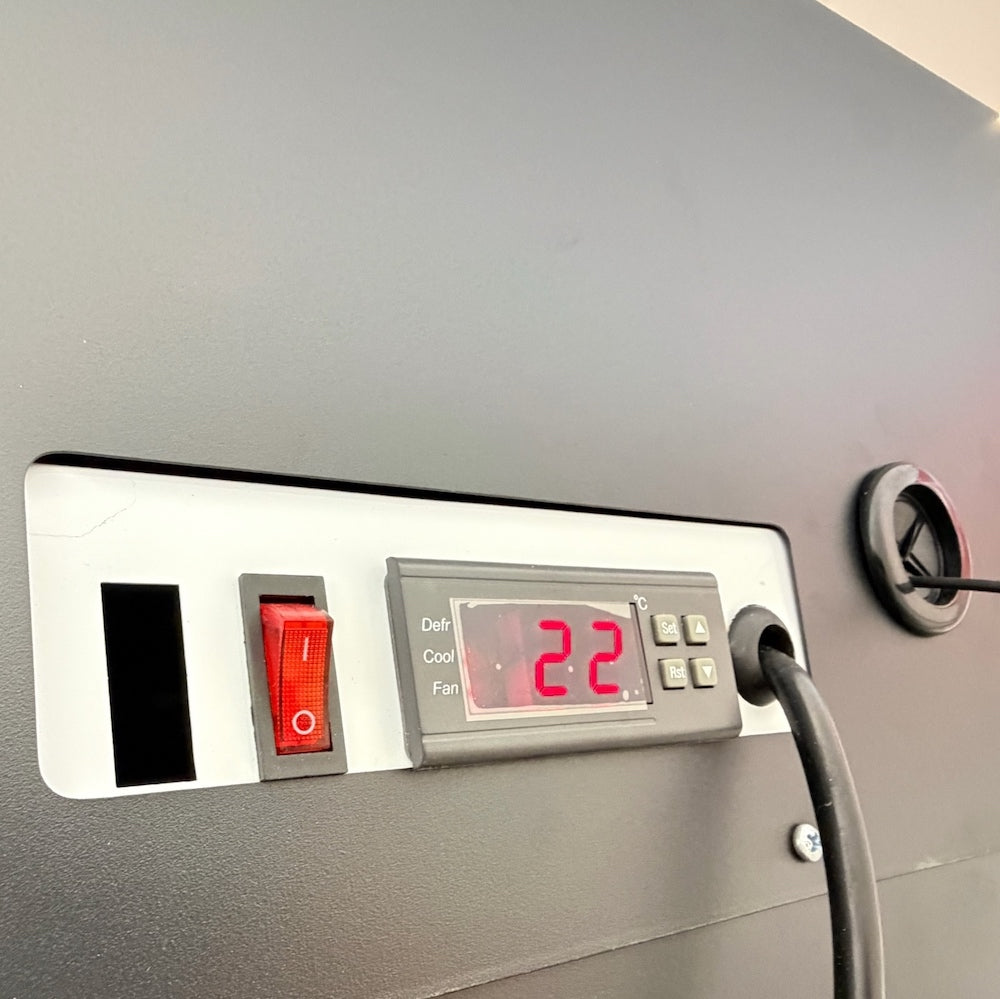 Moderner intelligenter KI Kühlschrankautomat (Smart Fridge) -  Kommissionsware